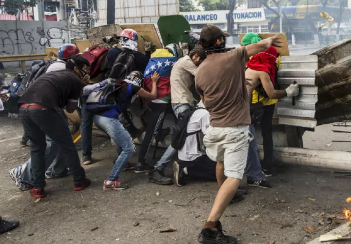 Ciudadanos se enfrenta al Guardia Nacional Bolivariana. FOTO/EFE