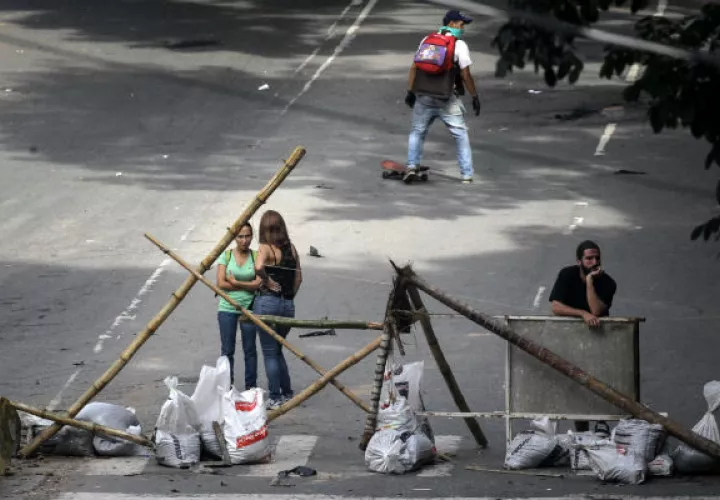 Bloquean calle en Caracas. Foto/ EFE
