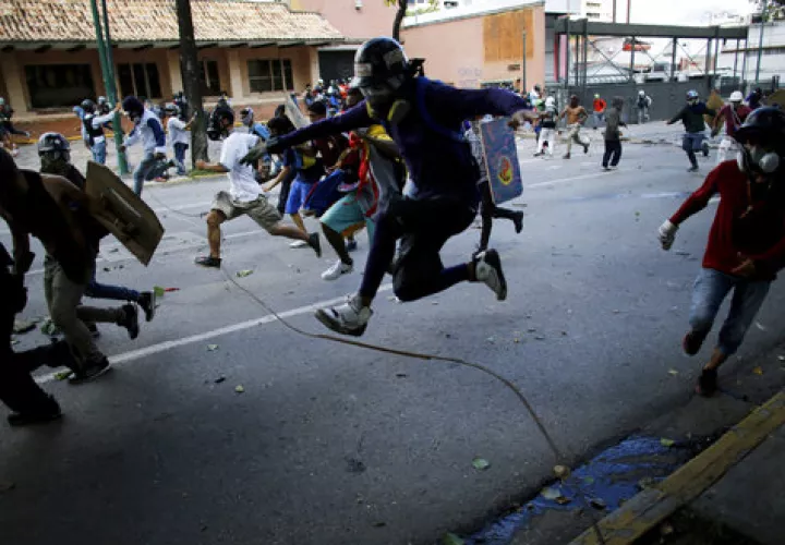 Los enfrentamientos se replican en ciudades de los estados Lara (occidente) y Aragua (centro norte)./FOTO/AP