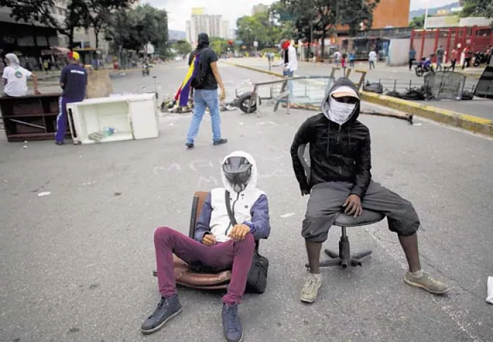 Opositores mantienen una barricada en protesta contra la constituyente que promueve Maduro. /Foto AP