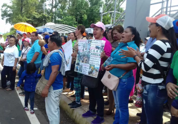 Los docentes y padres de familia si no reciben mañana respuesta volverán a las calles. Foto: Mayra Madrid