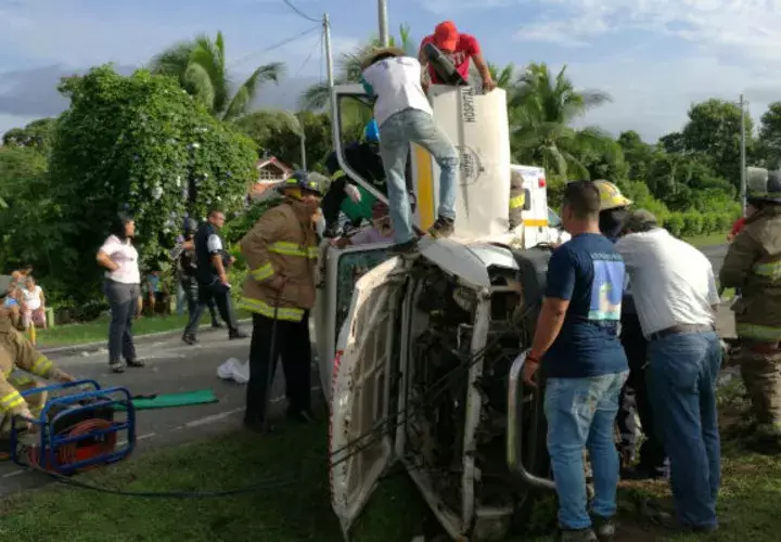 La única ambulancia en el área norte se vuelca y choca, dejando cinco heridos y el vehículo casi fue pérdida total. Foto: bomberoscocle