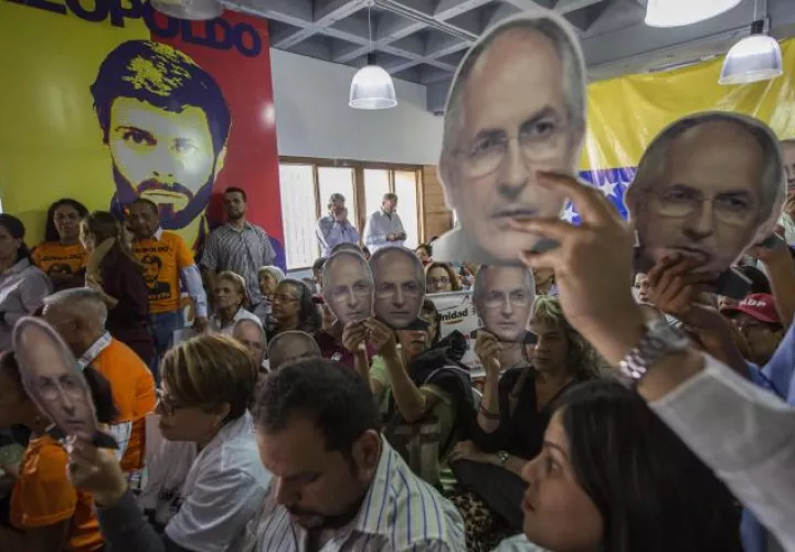 Simpatizantes de Leopoldo López y Antonio Ledezma, se reúnen en apoyo a sus líderes presos. /Foto EFE