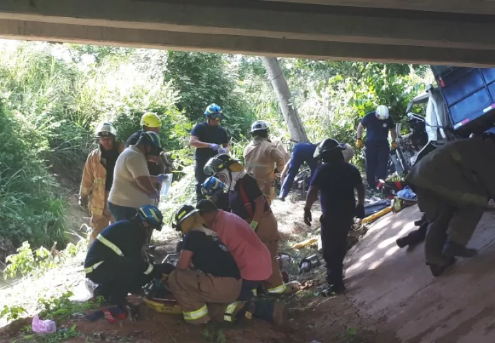 Las labores de socorro fueron difíciles por lo empinado del lugar. /Foto Elena Valdez 