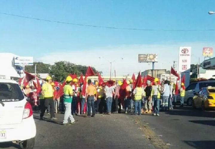 Portando la tradicional banderola del sindicato, los trabajadores exigían los nombres de implicados. /Foto José Vásquez 