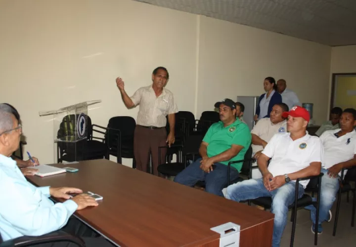Reunión llevada a cabo entre taxistas y  el gobernador de Panamá Oeste, Temístocles Herrera. /Foto Eric Ariel Montenegro