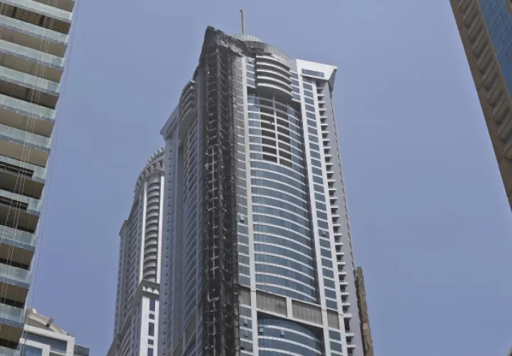 Racacielos incendiado en Dubai. AP