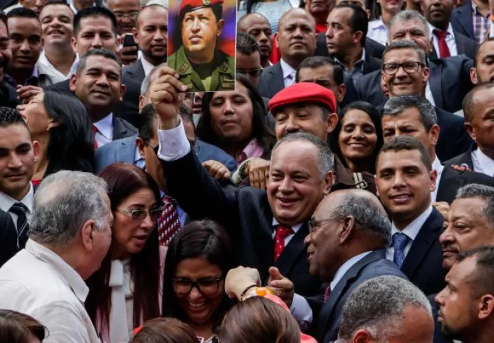 Diosado Cabello (c), levanta una foto de Hugo Chávez durante la instalación de la Asamblea Nacional Constituyente. EFE