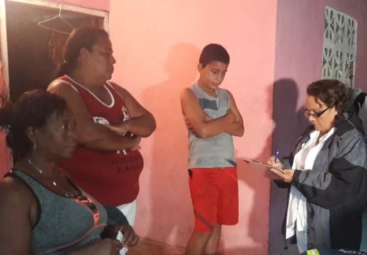 Enfermeras del Minsa evaluaron la condición de las familias que han reportado problemas de salud. /Foto José Manuel Adames