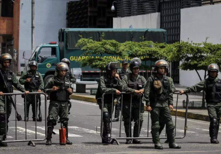 Militares custodian el Ministerio Público. /Foto EFE