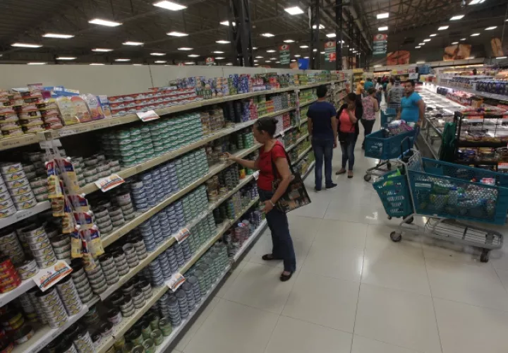 La población realiza más visitas a los supermercados, pero está consumiendo menos que antes, según estudios. /Foto Archivo