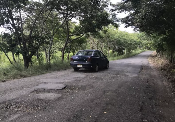 La vía se ha llenado de baches y al llover, el camino empeora. /Foto Víctor Eliseo Rodríguez