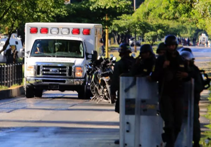 Una ambulancia llega a la Brigada 41 del Batallón Paramacay. /Foto EFE