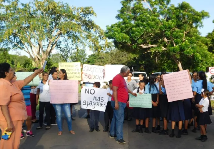 La protesta duró hora y media,  participaron grandes y chicos. /Foto Zenaida Vásquez 