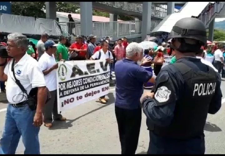 Después del mediodía,  antidisturbios de la Policía Nacional lograron que los docentes despejaran la vía. /Foto Mayra Madrid 