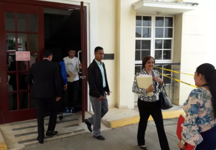 La fiscal primera superior de Chiriquí, Idalgis Olmos (d), al salir de la audiencia de extinción de pena. /Foto José Vásquez 