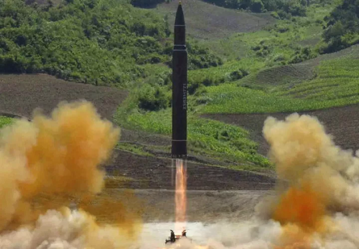 Foto archivo del lanzamiento en Corea del Norte del misil balístico intercontinental Hwasong-14. /Foto AP