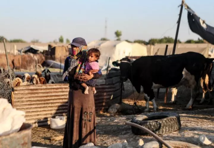 Una madre y su hijo en un campamento  para refugiados en Siria. /Foto EFE