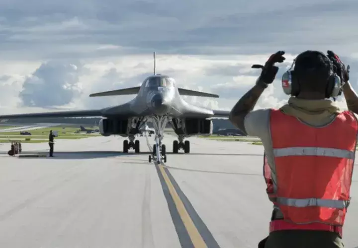 Un avión de combate B-1B Lancer de la Fuerza Aérea de EE.UU. apostado en la base de Guam. AP.