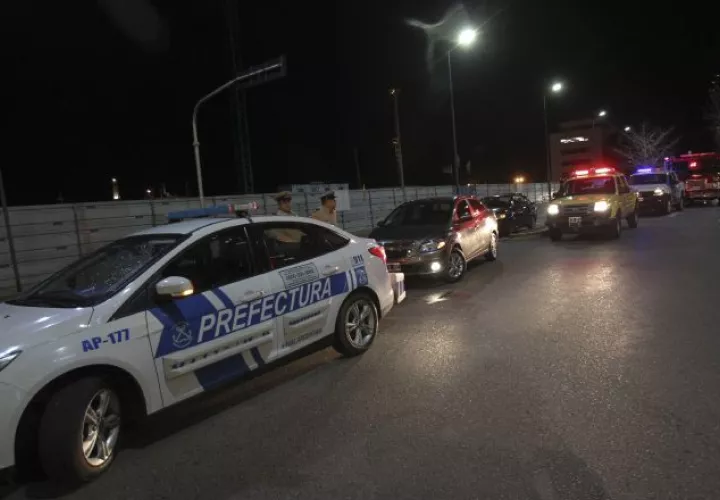 Vehículos de seguridad y emergencias frente al edificio.  EFE
