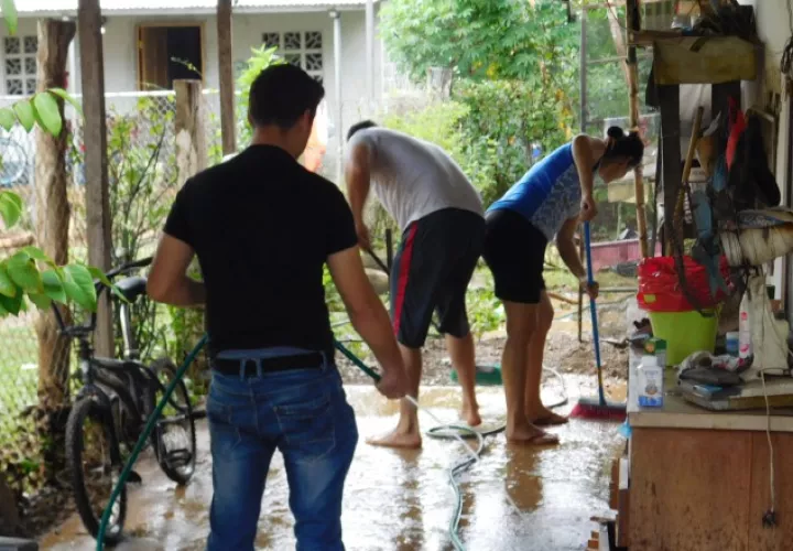 Limpian casas llenas de lodo arrastrado por el agua que entró a sus casas. /Foto Zenaida Vásquez