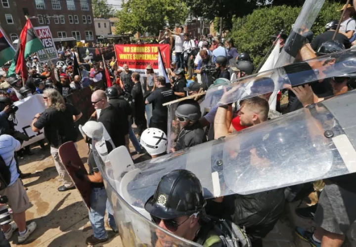 Enfrentamientos entre supremasistas y la policía de Virginia. /Foto AP
