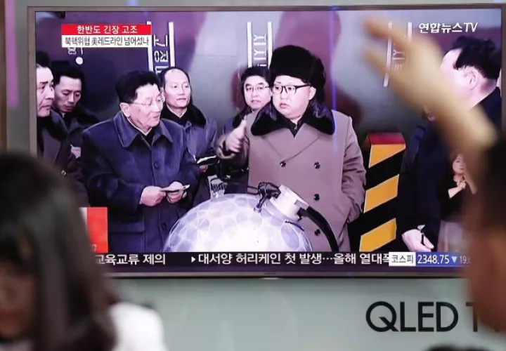 El líder norcoreano Kim Jong-un  reunido con expertos. /Foto EFE
