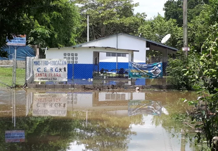 Fue imposible dar clases por la inundación en los alrededores. /Foto Elena Valdez