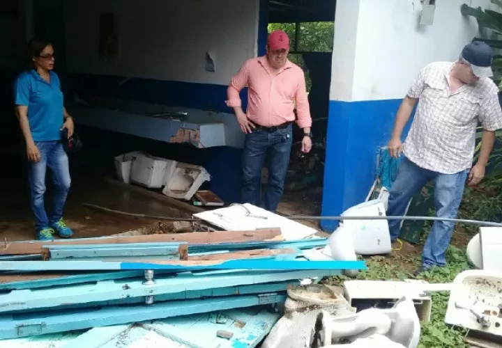 Inundación causó serios daños en salones del plantel. /Foto Zenaida Vásquez 