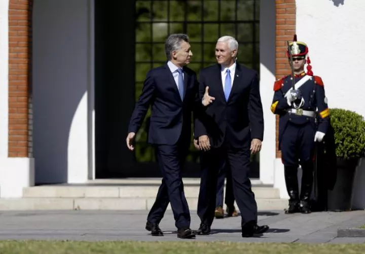 El presidente de Argentina, Mauricio Macri (i), conversa Mike Pence . /Foto EFE