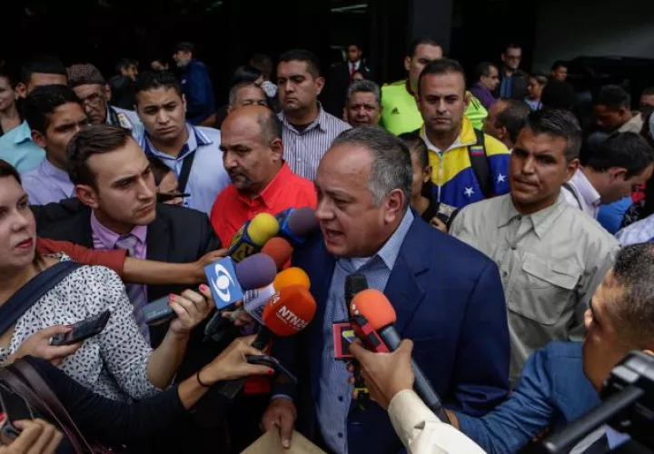 Diosdado Cabello (c), declara  frente a la sede del MP.  /Foto EFE