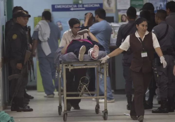 Las enfermeras transportan a Astrid Villatoro herido por una bala perdida. /Foto AP