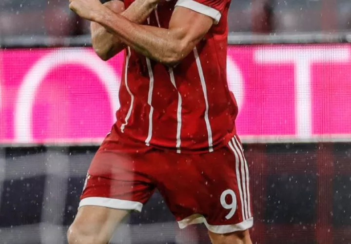 Robert Lewandowski celebra su gol de penal. EFE