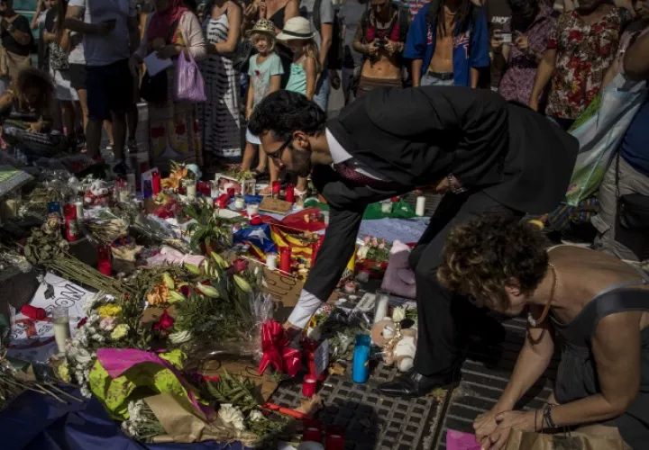 Rinden tributo a los fallecidos en Barcelona. AP