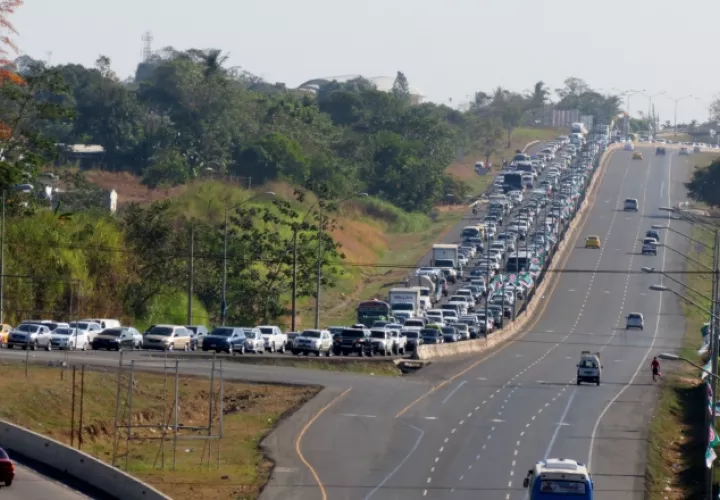 La expansión de la carretera desde La Chorrera a San Carlos mejorará el flujo vehicular de los visitantes al interior del país. Archivo