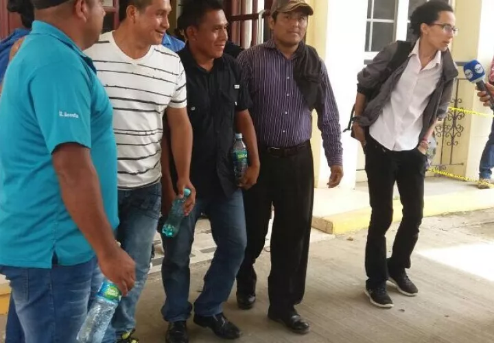 Docentes y su abogada, a la salida de la audiencia en el Tercer Distrito Judicial de Chiriquí. Mayra Madrid 