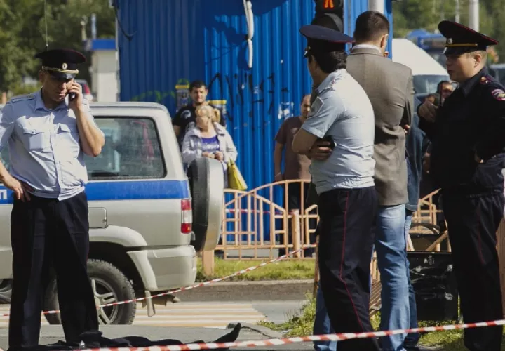 Policías rusos se mantienen al lado del cuerpo del atacante. /Foto AP