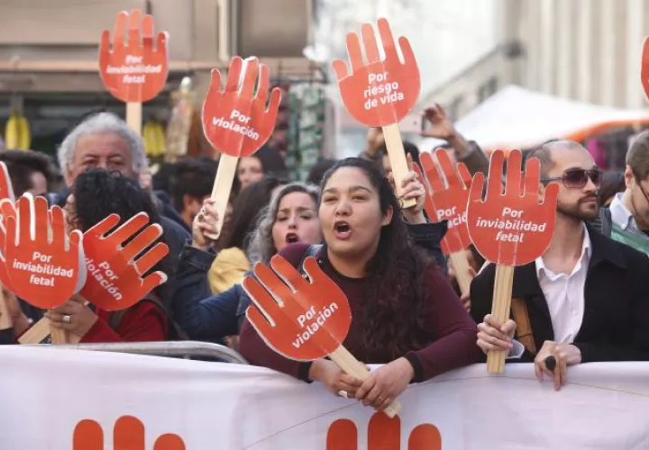 Mujeres pro aborto gritan arengas durante una protesta en las afueras del Tribunal Constitucional. /Foto EFE