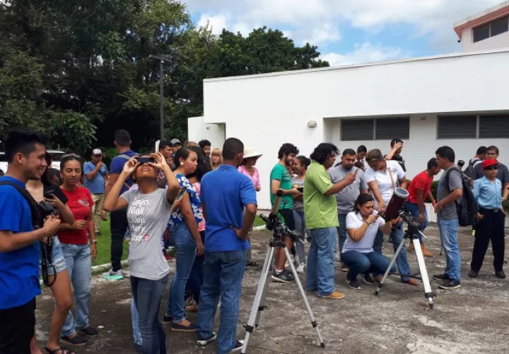Jóvenes en el Observatorio Astronómico en Penonomé. /Foto Elena Valdez 
