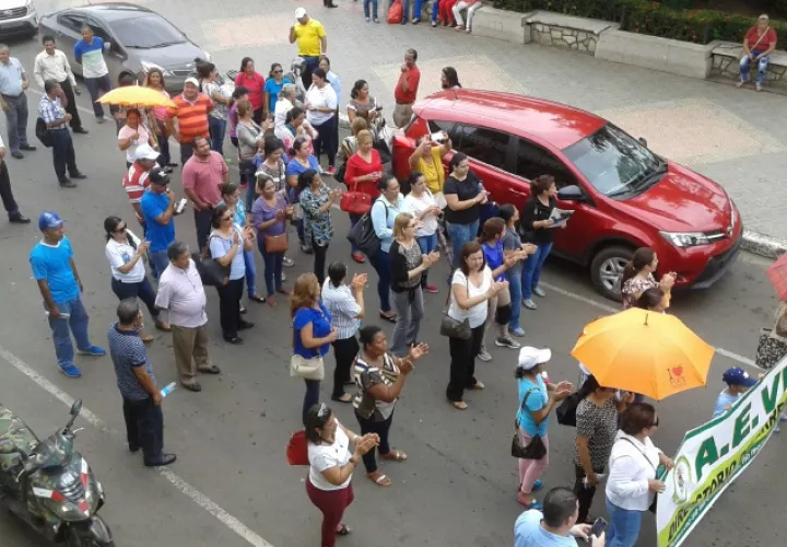 Docentes herreranos marcharon ayer en Chitré y calificaron de exitosa la huelga de advertencia. /Foto Thays Domínguez