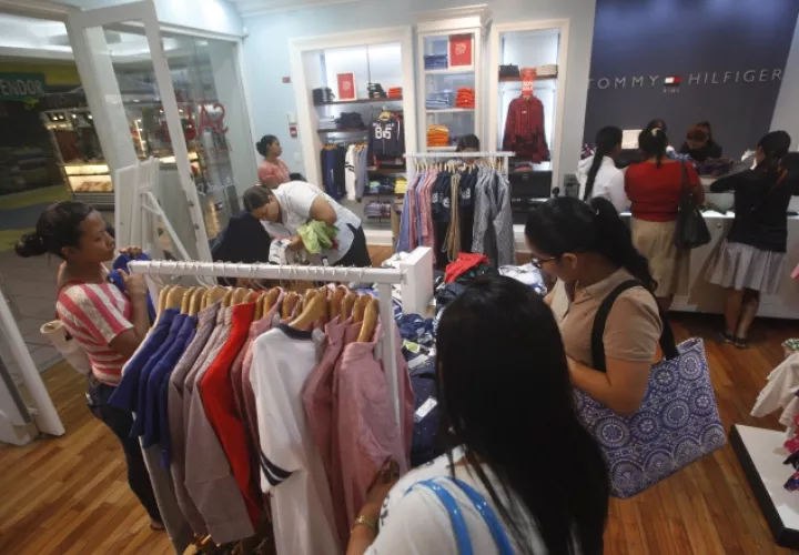 Las ofertas en los distintos comercios del país oscilan entre un 10%  y un 50%, las cuales son aprovechadas por los panameños. /Foto Archivo