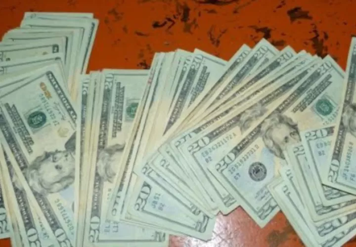 Dinero decomisado en denominaciones de $20.00 y la camioneta utilizada donde venía oculto. /Foto Mayra Madrid 