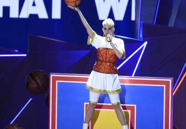 Katy Perry y Minaj hicieron un "show" inspirado en  baloncesto.