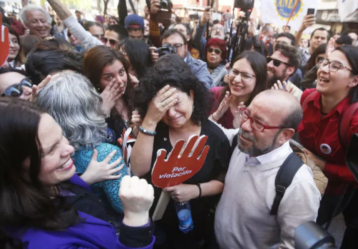 Un grupo de mujeres pro aborto celebran la decisión. Foto/ EFE