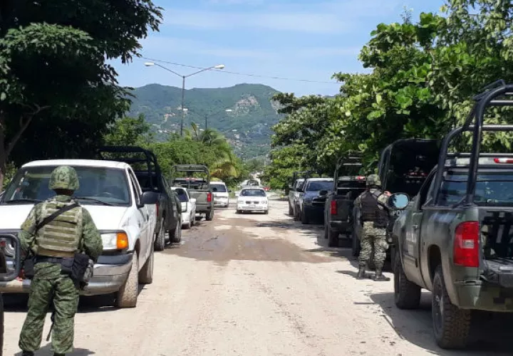 El Ejército mexicano resguardan, la zona donde fueron encontradas fosas clandestinas. FOTO/EFE