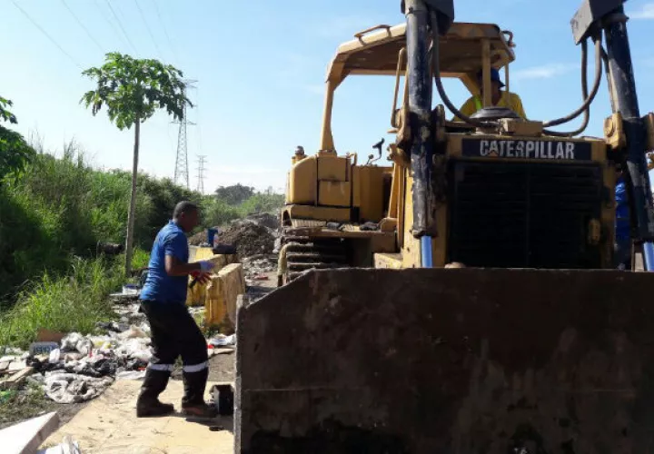 Denuncian que además de las retroexcavadoras, tres camiones han sido afectados. Foto: Delfia Cortez