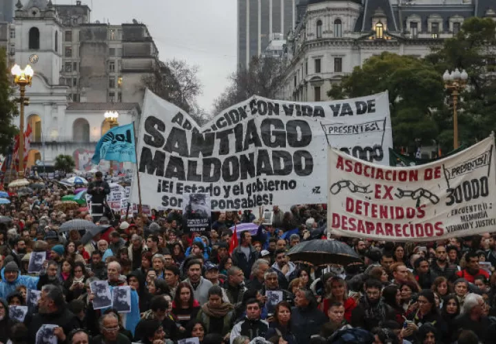 Concentración en la Plaza de Mayo. Foto: EFE.