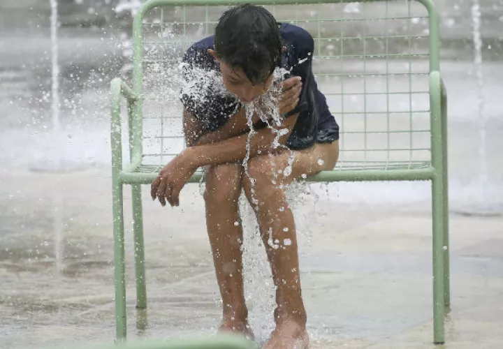  Un niño se refresca en una fuente durante una ola de calor en Albania. FOTO/EFE
