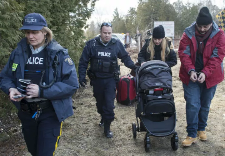 Miles de personas huyen de Estados Unidos, para refugiarse en Canadá.