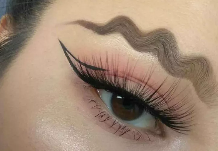 Las cejas squiggle o wiggle se basan en ser exactamente como suenan, onduladas